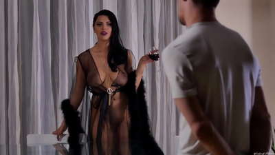 სლუტმა კირა დედოფალმა მეზობელი ჩაიზე დაპატიჟა და სადილის მაგიდაზე დაარტყა